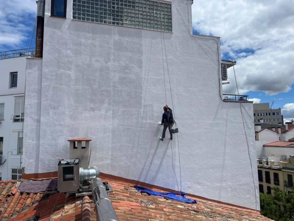 trabajador fachada edificio