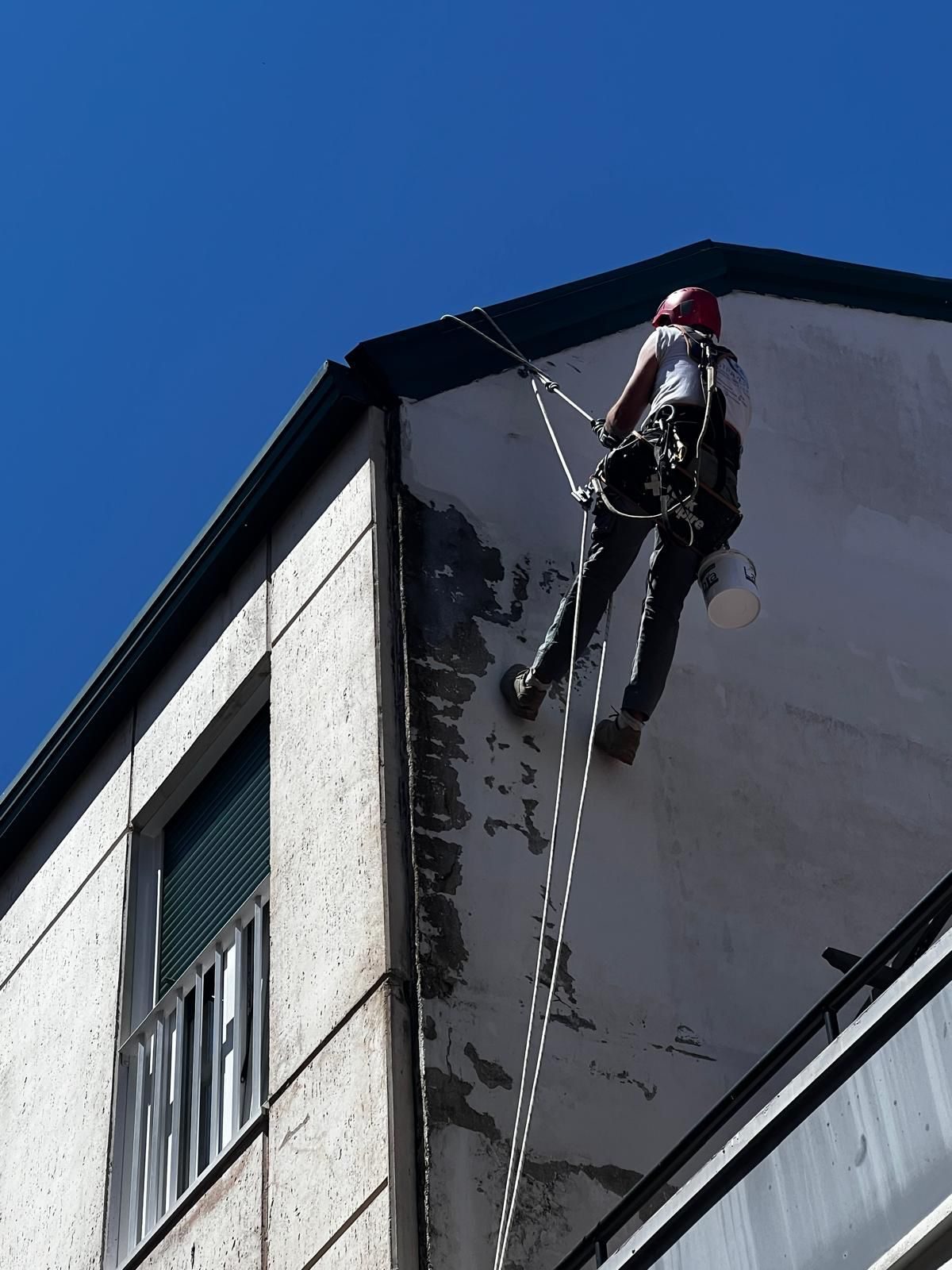 trabajador fachada edificio 2