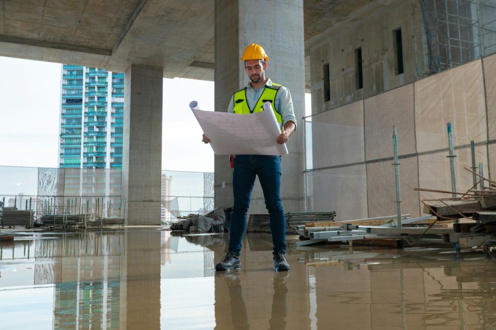 Arquitecto diseñando estructura