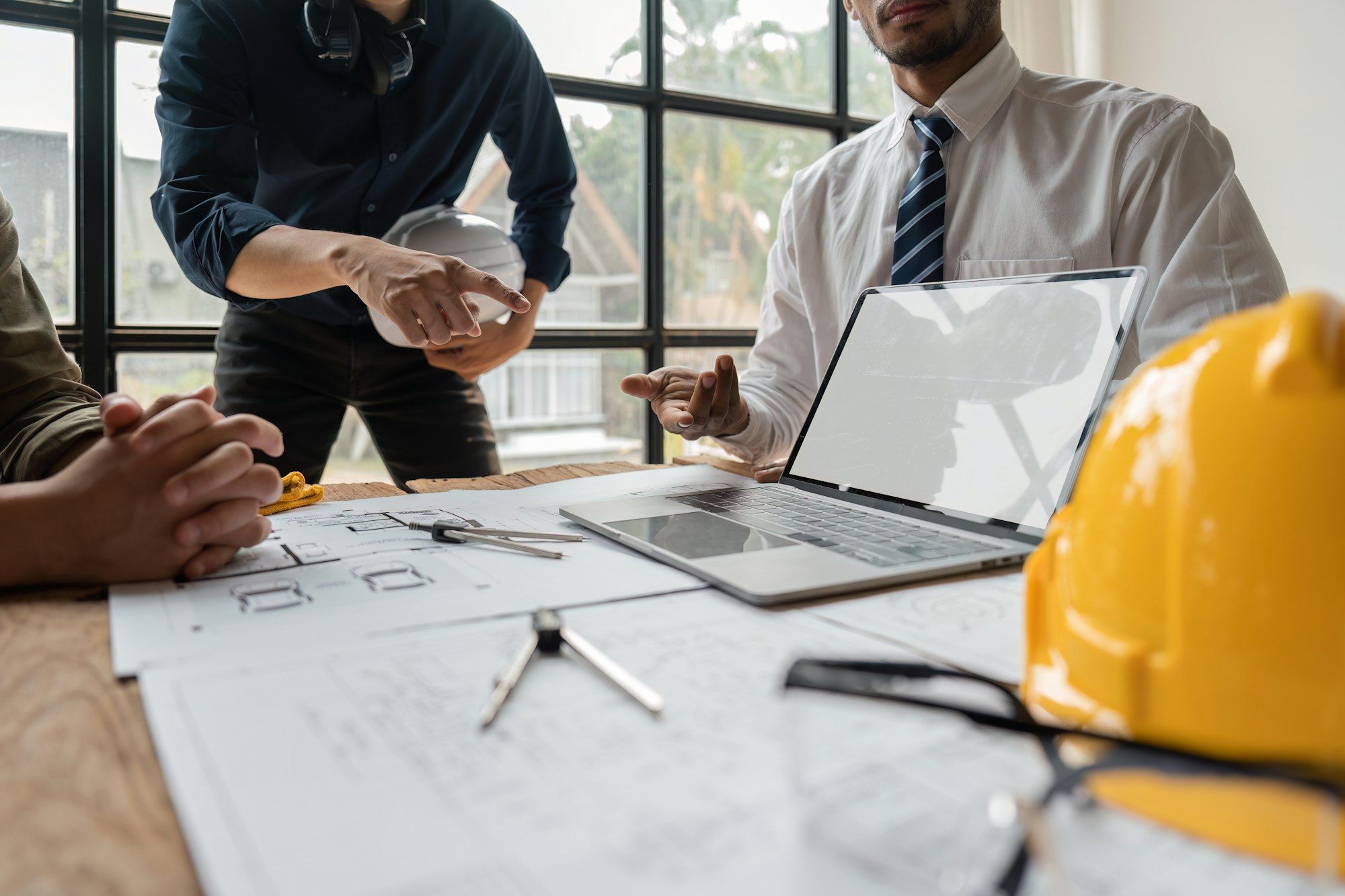 Ingenieros reunidos para proyecto ordenador