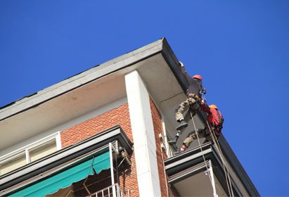 trabajador colgado tejado